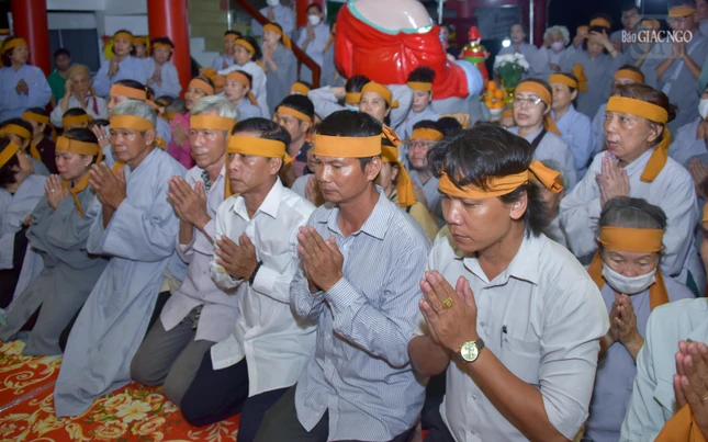 Phật tử thọ tang tưởng nhớ ân sư của mình