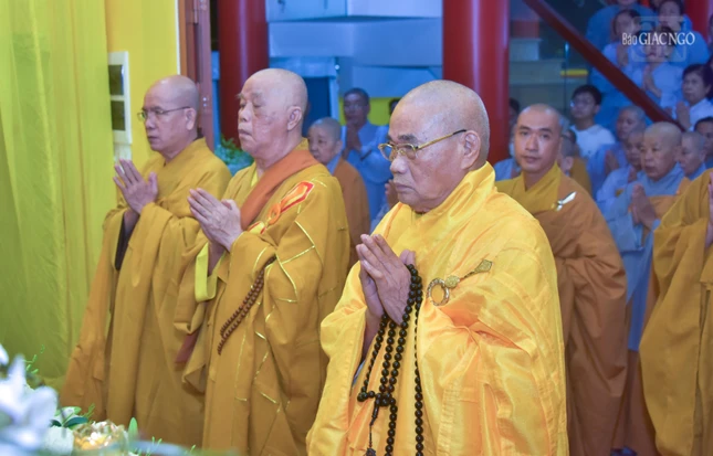 Chư tôn đức nhất tâm tưởng niệm