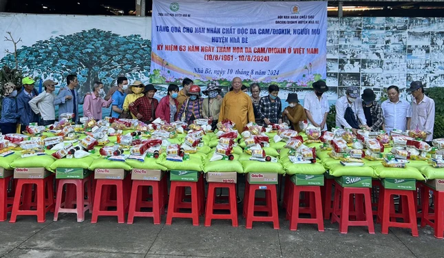 83 phần quà được trao đến các nạn nhân chất độc màu da cam, người mù trên địa bàn H.Nhà Bè