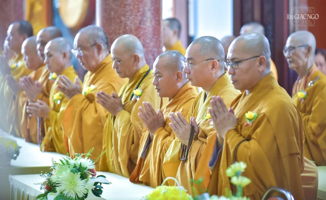 Chư Tăng tụngkinh Vu lan tại buổi lễ