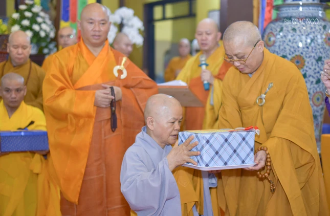 Trao phần thưởng đến các hành giả có thành tích tốt trong tu học