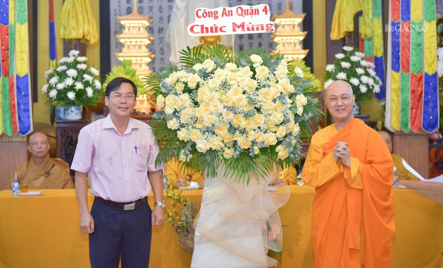 Lẵng hoa của Công an quận