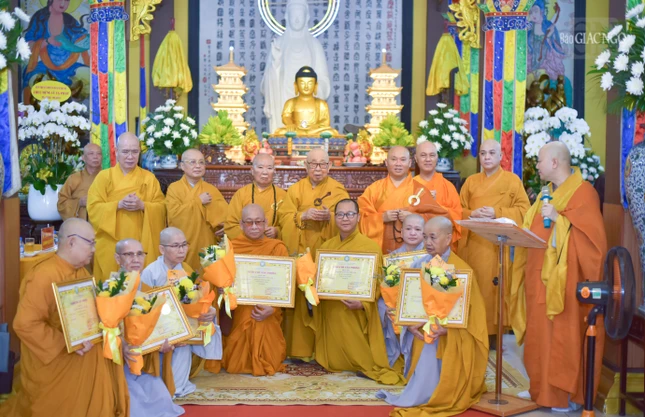 Trao giáo chỉ tấn phong đến chư tôn đức