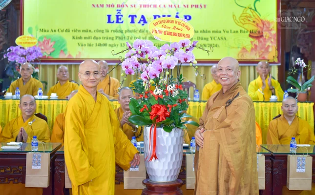 Thượng tọa Thích Thiện Quý tặng hoa chúc mừng của Ban Trị sự GHPGVN TP.HCM