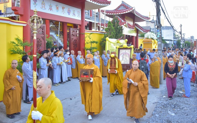 Cung thỉnh nhục thân Trưởng lão Hòa thượng rời chùa Quang Minh