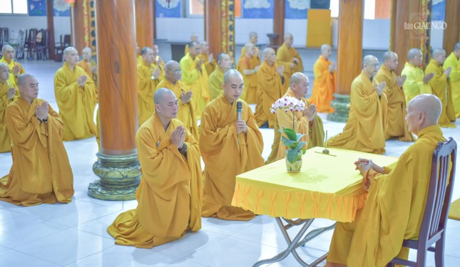 Các hành giả thực hiện nghi thức Tự tứ