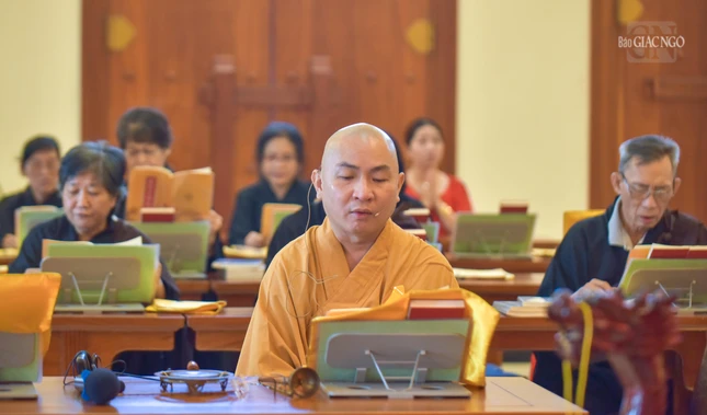 Bên cạnh việc thiết lập đàn tràng cầu siêu cho hương linh, chư Tăng người Hoa còn tổ chức các thời khóa tụng kinh cho Phật tử tham gia...