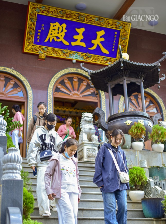 Nhiều bạn trẻ người Hoa cũng rủ nhau đến chùa để cầu bình an cho cha mẹ của mình