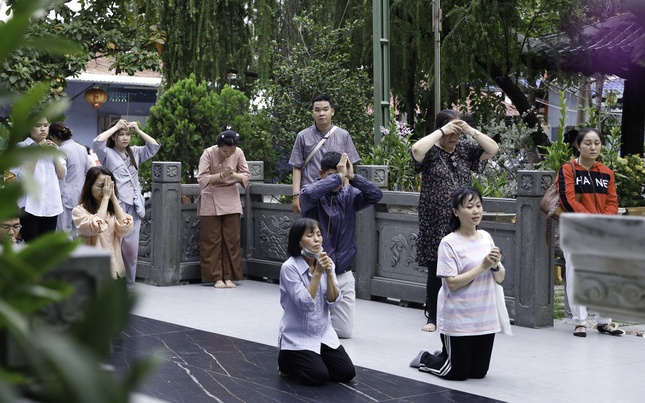 Phật tử đến chùa Diệu Pháp (Q.Bình Thạnh) để thắp hương cầu nguyện