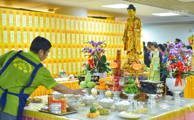 Bên cạnh làm lễ cúng gia tiên tại nhà, Phật tử người Hoa còn đến chùa, lập các hương án với nhiều phẩm lễ để cúng hương linh người thân cũng như cầu siêu âm linh cô hồn