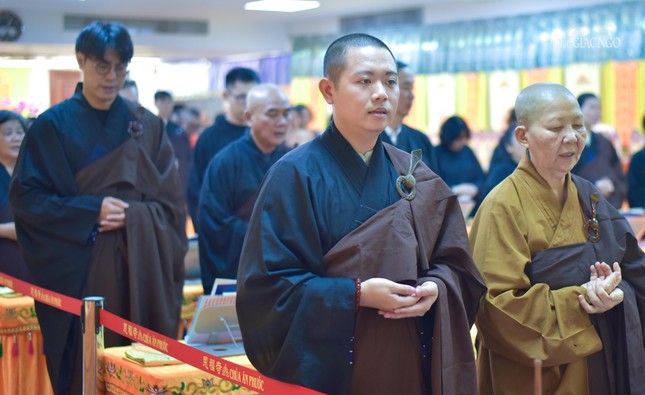 Đàn tràng trang nghiêm với sự tham dự của đông đảo Phật tử người Hoa