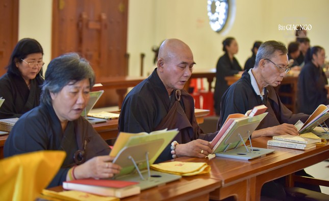 Phật tử người Hoa tham dự tụng kinh