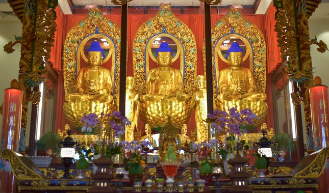 Tượng Phật tại chánh điện chùa Ân Phước