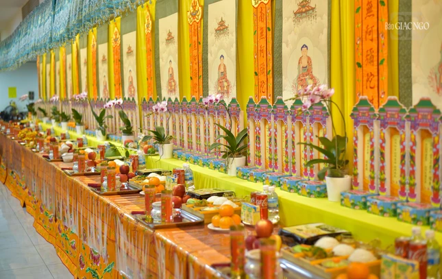 Lễ vật được dâng cúng thông thường là các đồ chay với cơm, cháo, bỏng gạo, xôi, đồ chay, chè, bánh đa, hoa quả, gạo muối