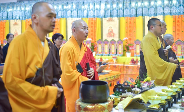 Chư Tăng tụng kinh cầu siêu cho các hương linh