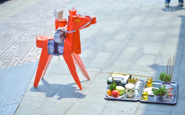 Hiện nay, Phật tử người Hoa sử dụng lễ vật bằng giấy trong mùa Vu lan chỉ mang tính tượng trưng, chứ không lạm dụng, đốt vàng mã tràn lan như trước