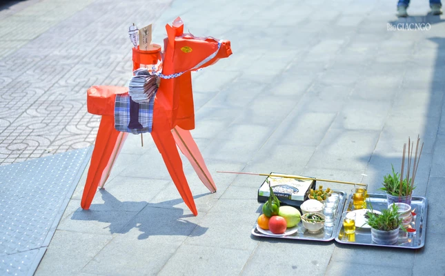 Hiện nay, Phật tử người Hoa sử dụng lễ vật bằng giấy trong mùa Vu lan chỉ mang tính tượng trưng, chứ không lạm dụng, đốt vàng mã tràn lan như trước