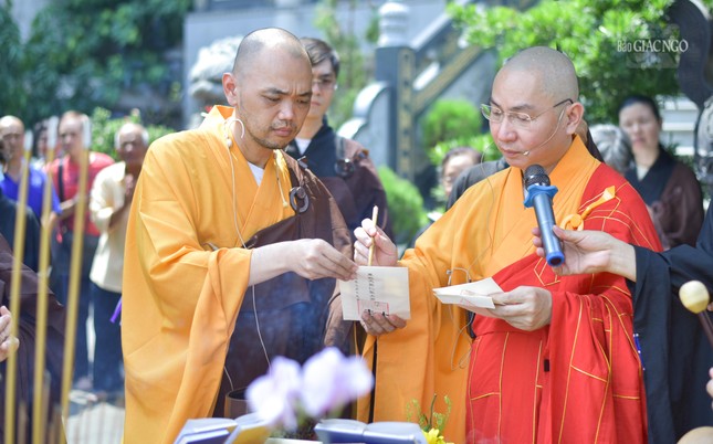 Đại đức Thích Minh Thông đang thực hiện các nghi lễ theo truyền thống của Phật giáo người Hoa trong dịp Vu lan