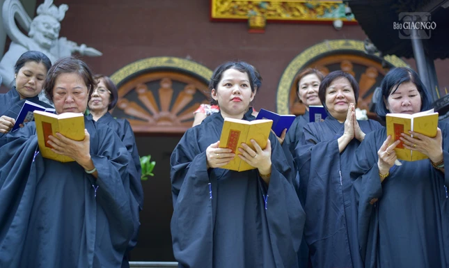 Phật tử tham gia chú nguyện