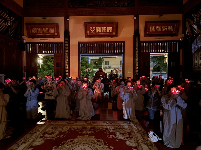 Phật tử chùa Hải Quang (Q.Tân Bình) thắp nến tưởng niệm cha mẹ