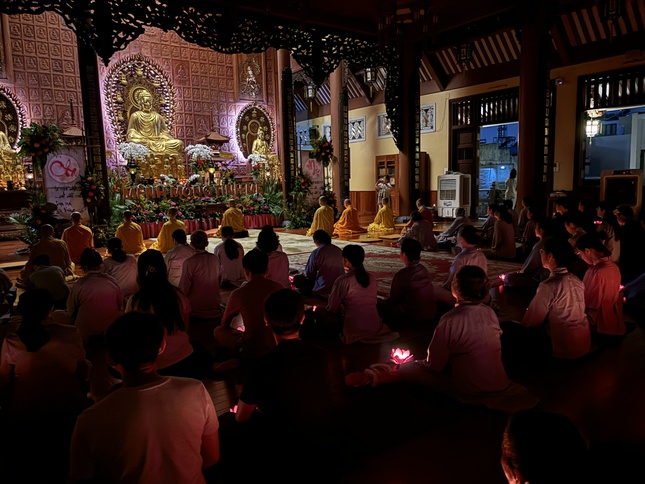 Không khí diễn ra trang nghiêm, thanh tịnh là điều thường thấy ở các buổi lễ tâm linh như vậy trong các chùa dịp Vu lan