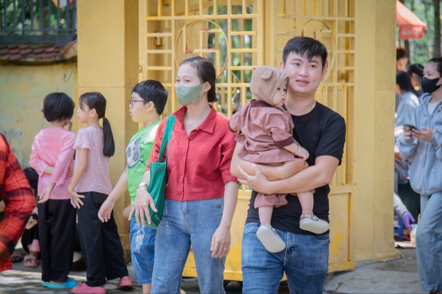 Người dân đến chùa để cầu nguyện cho người thân