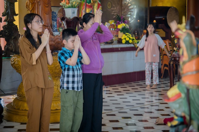 Một gia đình đến chùa lễ Phật trong ngày rằm tháng Bảy