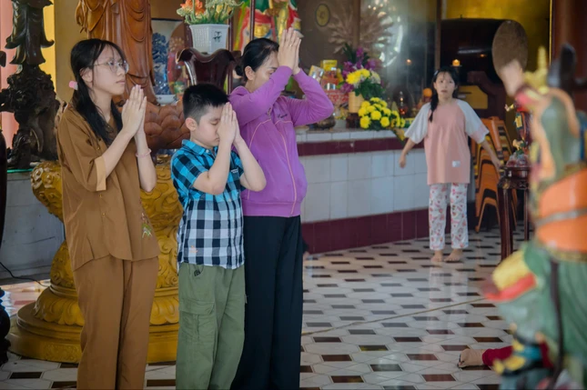 Một gia đình đến chùa lễ Phật trong ngày rằm tháng Bảy