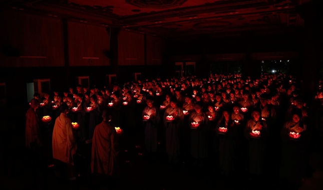 Chư Tăng, Phật tử chùa Diệu Pháp (Q.Bình Thạnh) tổ chức thắp nến hoa đăng trong mùa Vu lan