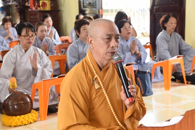 Thượng tọa Thích Tâm Chơn, trụ trì tịnh xá Đại Giác hướng dẫn Phật tử làm lễ Vu lan vào sáng rằm tháng Bảy