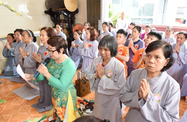 Phật tử dâng lời khánh tuế đến chư Tăng sau mùa an cư