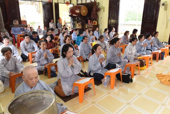 Phật tử cùng nhau tụng kinh cầu nguyện cho người thân của mình