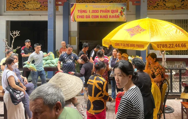 Nhân dịp Vu lan, tổ đình Linh Sơn cũng trao tặng 1.000 phần quà đến người dân trên địa bàn