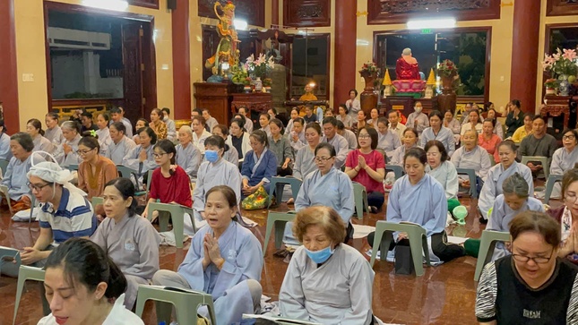 Phật tử tham gia tụng kinh tại chùa