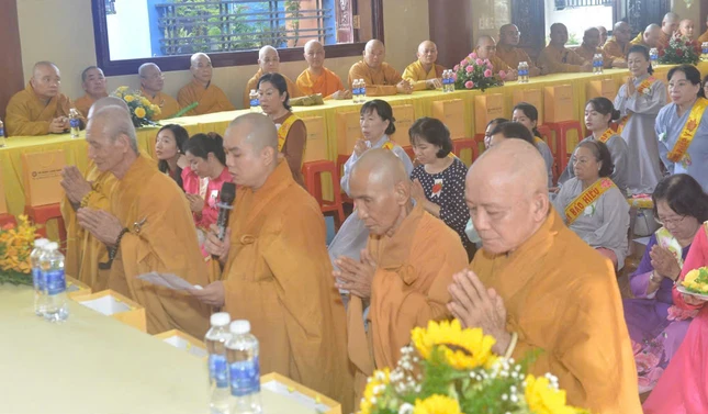 Đại đức Thích Bửu Lợi, trụ trì tổ đình Linh Sơn hướng dẫn Phật tử tổ chức Đại lễ Vu lan - Báo hiếu