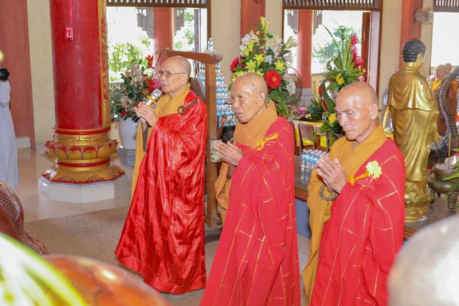 Chư tôn đức thực hiện nghi thức phát lồ sám hối tịnh nghiệp