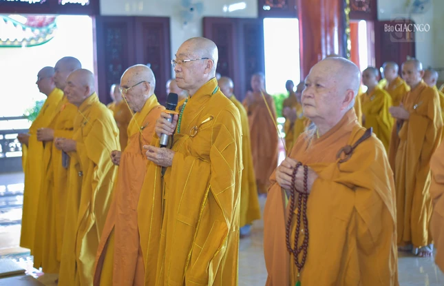 Chư tôn đức dâng hương tại chánh điện