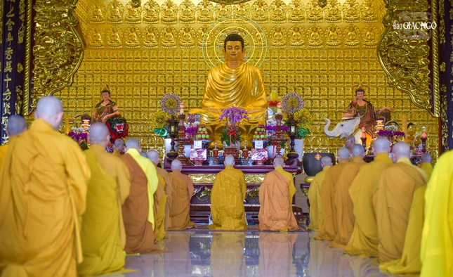 Chư Tăng vân tập về chánh điện chùa Quan Âm để đối thú Tự tứ, kết thúc 3 tháng an cư