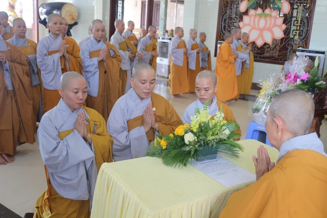 Chư Ni thực hiện nghi thức Tự tứ kết thúc 3 tháng an cư tu học - Ảnh: Hoàng Phương