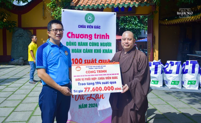 Trao bảng ủng hộ đến chính quyền địa phương