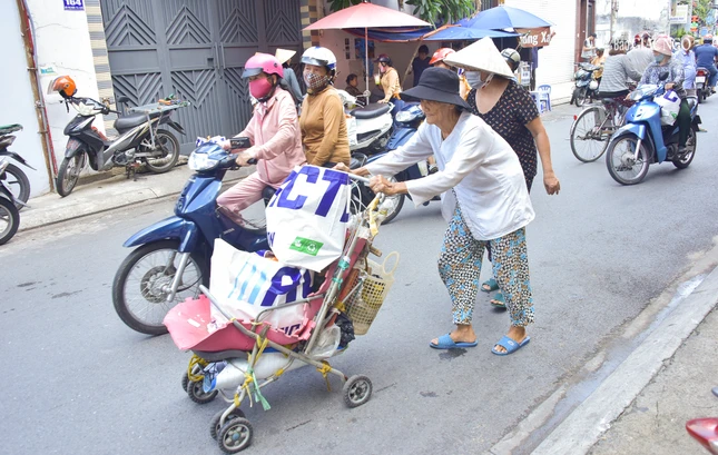 Một cụ già vui vẻ trở về sau khi nhận quà