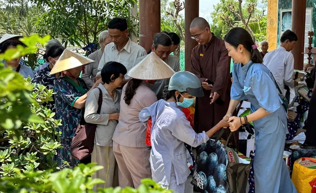 Chương trình trao tặng 250 phần quà đến người dân - Ảnh: An Nhiên Chương trình trao tặng 250 phần quà đến người dân - Ảnh: An Nhiên