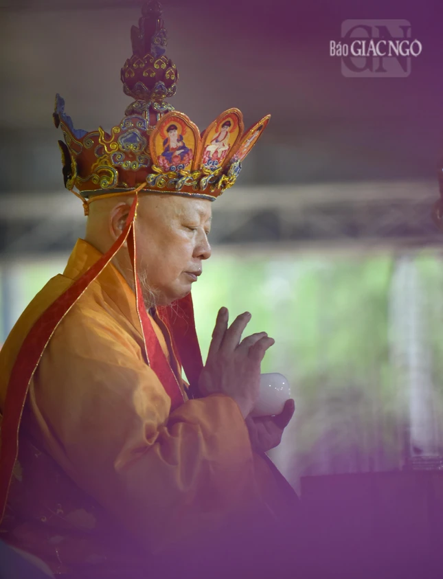 Hòa thượng sám chủ đăng đàn thực hành phổ thí hộc thực, hồi hướng siêu tiến chư anh linh anh hùng, liệt sĩ vị quốc vong thân