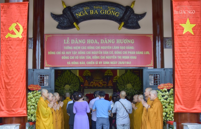 Thân nhân các chiến sĩ, đồng bào yêu nước đã hy sinh tham dự cầu nguyện