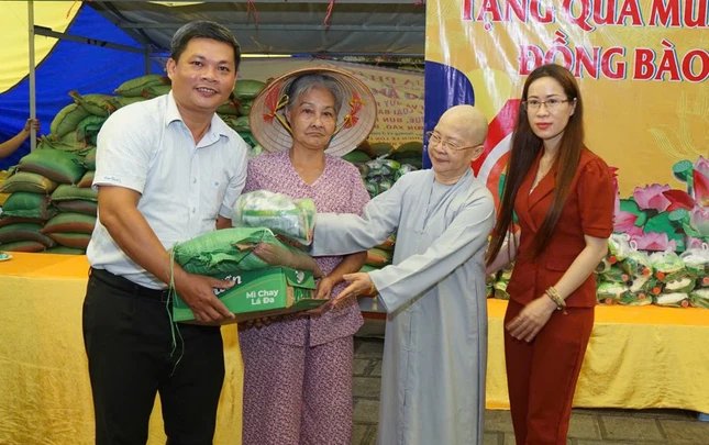 Ni trưởng Thích nữ Như Thảo cùng nhà tài trợ trao quà đến người dân Ni trưởng Thích nữ Như Thảo cùng nhà tài trợ trao quà đến người dân