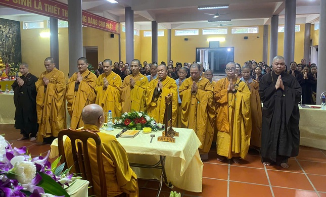 Các hành giả khánh tuế Hòa thượng Đường chủ