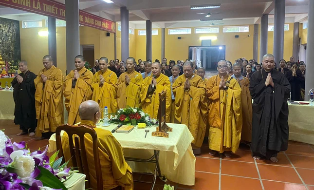 Các hành giả khánh tuế Hòa thượng Đường chủ