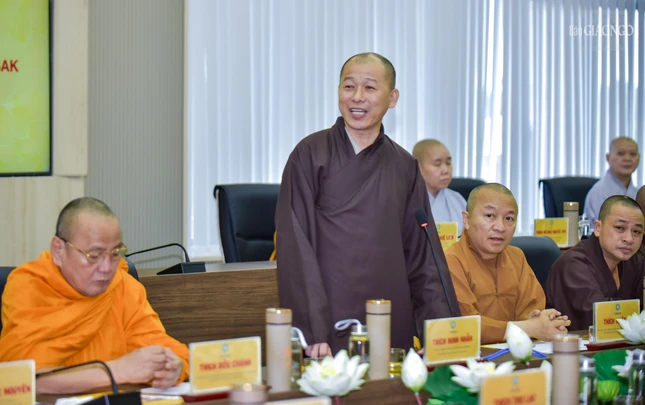 Thượng tọa Thích Minh Nhẫn, Ủy viên Thư ký Hội đồng Trị sự, Phó Thường trực Ban Thông tin - Truyền thông T.Ư phát biểu Thượng tọa Thích Minh Nhẫn, Ủy viên Thư ký Hội đồng Trị sự, Phó Thường trực Ban Thông tin - Truyền thông T.Ư phát biểu