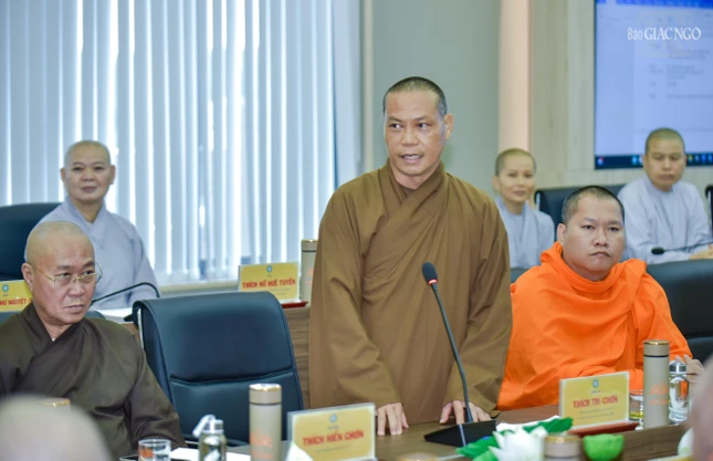 Thượng tọa Thích Trí Chơn, Phó ban Văn hóa T.Ư, Ủy viên Thư ký đóng góp ý kiến liên quan đến các vấn đề phiên dịch, khách mời tham dự Thượng tọa Thích Trí Chơn, Phó ban Văn hóa T.Ư, Ủy viên Thư ký đóng góp ý kiến liên quan đến các vấn đề phiên dịch, khách mời tham dự