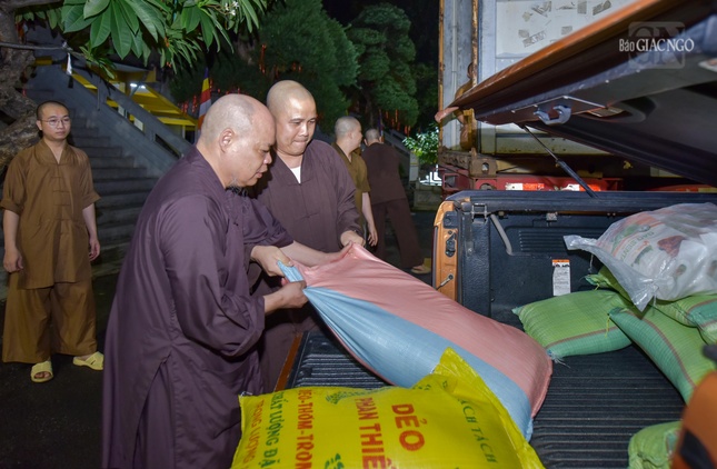 Hơn 7.000 thùng mì cùng các nhu yếu phẩm được Phật giáo TP.HCM ủng hộ, vận chuyển ra hỗ trợ người dân các tỉnh miền Bắc